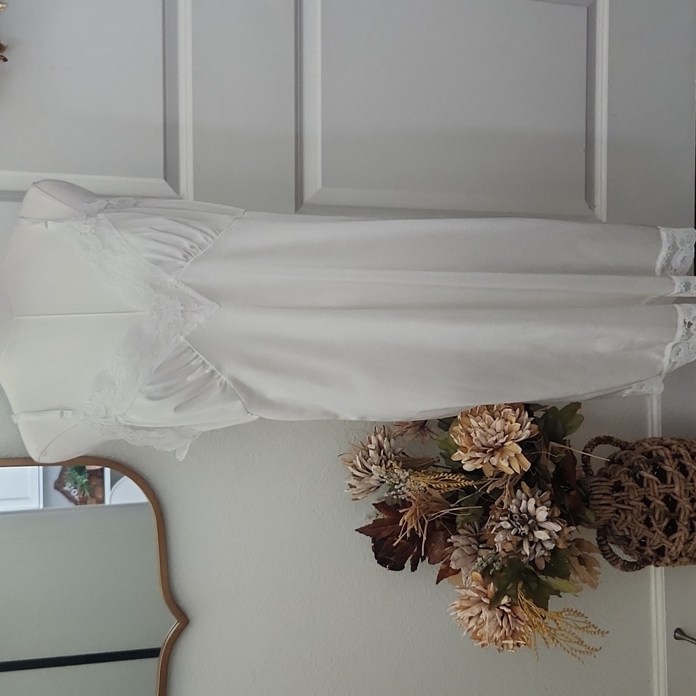 Vintage Elegant White Lace Trim Nightgown Slip